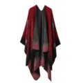 Dettaglio in primo piano dello scialle mantella in maglia rosso e nero con motivo floreale. - Rosso scuro