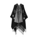 Cape châle effet cachemire motif géométrique noir franges vue détail design élégant. - Croix en losanges à franges - Noir