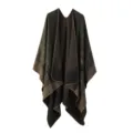 Primo piano dello scialle in maglia etnica vintage, con motivi retrò squisiti e morbido tessuto. - Verde oliva