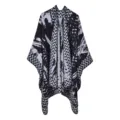 Detailansicht des schwarz-weißen abstrakten geometrischen Strickumhangs, weich und warm für den Winter. - Wellenmuster Schwarz