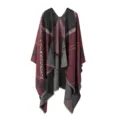Vue détaillée du élégant châle poncho d'hiver pour femmes à motif patchwork rouge et gris. - Léopard Rouge