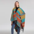 Vue detaillee de la cape poncho a franges avec un beau motif geometrique boheme. - Carreaux grecque à franges - Orange et bleu