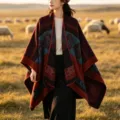 Cape châle en tricot de style ethnique pour femmes, idéale pour les voyages et l'extérieur. - Totem rouge vin