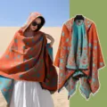 Mantella lavorata a maglia con cappuccio arancione blu con stelle, caldo poncho da viaggio invernale. - Sentiero Stellato Arancione