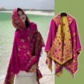 Mantella con cappuccio reversibile da donna con motivo di costellazione e frange. - Viale Stellato Rosa e Giallo