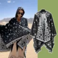 Mantella in maglia con cappuccio e motivo a stelle bianco e nero, scialle caldo invernale - Viale Stellato Nero e Bianco