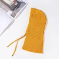 Cagoule tricotée jaune avec capuche, bonnet d'hiver chaud et confortable avec cordons ajustables. - Jaune