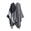 Schwarz-weißer Strick-Umhang, warmer karierter Poncho Schal, stilvolle Damen Oberbekleidung. - Schachbrett-Farbmuster - Schwarz