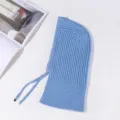 Chaleureuse cagoule en tricot bleu clair avec capuche et cordon de serrage réglable. - Bleu clair