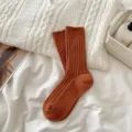 Gemütliche dicke gerippte warme Damen-Mittelsocken in Karamelbraun für Herbst und Alltag. - Rotbraun