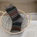 Chaussettes mi-hautes en laine rétro ethnique avec motif de tricot géométrique, gris. - Taille unique / Gris clair