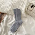 Gemütliche winterliche, warme, graue, gefütterte Rippstrick-Slouch-Socken für Damen. - Hellblau