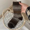 Chaussettes mi-tubes en laine ethnique vintage, chaussettes chaudes en tricot géométrique. - Taille unique / Café