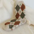Calze al polpaccio in maglia Argyle da donna, calzini caldi in misto lana invernali beige verdi. - Taglia unica / Quadri bianco, verde e arancio