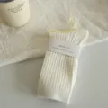Chaussettes mi-hautes côtelées blanches pour femmes avec emballage papier, style quotidien épuré - Blanc Cassé