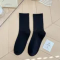 Chaussettes mi-cotes noires côtelées pour hommes et femmes, design classique et uni. - Taille unique / Noir