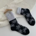 Chaussettes d'hiver chaudes et epaisses pour femmes avec motif de flocons et revers peluche. - Taille unique / Noir et Gris