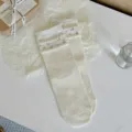 Chaussettes montantes crème style coréen pour femmes avec bord bulle et joli imprimé floral. - Taille unique / Blanc