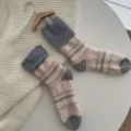 Chaussettes d'hiver douillettes pour femmes avec bord en peluche et motif norvégien. - Taille unique / Gris rose (légèrement plus long)