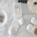 Chaussettes mi-hautes blanches douces pour femmes avec bordure en dentelle respirante et nœud. - Taille unique (Emballage individuel) / Blanc