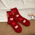 Chaussettes d'hiver pelucheuses rouges avec joli motif de pomme et d'ours pour femmes chaudes - Taille unique / Rouge