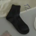 Chaussettes courtes unies côtelées classiques pour femmes, confortables et douces. - Taille unique / Gris foncé