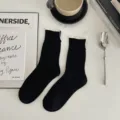 Chaussettes mi-hautes noires en coton peigné avec fente arrière blanche, style de créateur niche. - Taille unique / Noir