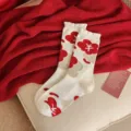 Chaussettes longues d'hiver pour femmes en blanc cassé avec motif floral rouge, chaudes et douces. - Fleur d'Argent