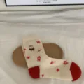 Cómodos calcetines de felpa con tacones rojos, estrellas y un lindo bordado detallado. - Talla única / Estrella de cinco puntas