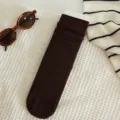 Chaussettes slouch côtelées unies pour femmes en marron foncé, chaussettes en coton décontractées. - Taille unique / Café