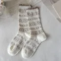 Chaussettes mi-hautes pour femmes avec broderie et volantes, tricot doux pour un confort quotidien. - Rayures Ondulées