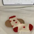 Calcetines de invierno esponjosos rojos y blancos con bordado de manzana, cálidos y suaves. - Talla única / Punto