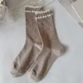 Chaussettes mi-mollet kaki pour femmes avec poignets à volants blancs, côtelées. - Poignets à volants café