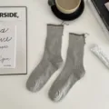 Chaussettes slouch grises en coton peigné pour femmes, design fendu à l'arrière, confortable. - Taille unique / Gris clair