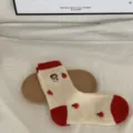 Calcetines de invierno de felpa roja suaves con bordado, calcetines festivos cálidos para dormir - Talla única / Manzana