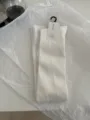 Chaussettes montantes blanches unies pour femmes, tissu tricoté doux avec étiquette minimaliste. - Taille unique / Blanc