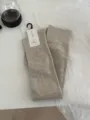 Chaussettes montantes tricotées en beige uni avec texture côtelée et étiquette pour femmes. - Taille unique / Beige