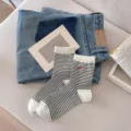 Chaussettes mi-hautes rayées brodées pour femmes, style coton décontracté et mignon. - Taille unique / Blanc Avec Rayure Noire