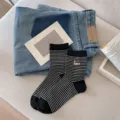 Chaussettes mi-mollet rayées noir et blanc pour femmes avec broderie de chien mignonne. - Taille unique / Noir