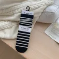 Zwarte en witte gestreepte slouch sokken met merkpapierkaart verpakking voor dames winter. - Zwart