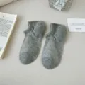 Chaussettes invisibles grises pour femmes, printemps été coton peigné fin chaussettes antidérapantes - Taille unique / Gris clair
