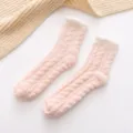 Gemütliche rosa Damen Wintersocken aus Korallenfleece mit weissen flauschigen Bündchen - Einheitsgröße / Rosa Orange