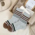 Chaussettes d'hiver epaisses en laine avec des rayures marron pour femmes et confort. - Taille unique / Gris clair