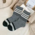 Chaussettes en laine epaisses a rayures grises, chaussettes thermiques mi-hautes. - Taille unique / Gris foncé