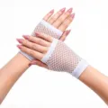 Gants courts blancs en résille sans doigts, design en maille élégant pour look de fête. - Blanc