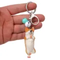 Niedlicher Yoga Corgi Schlüsselanhänger mit Glocken Metallverschluss für Autotaschen Detail - Einbeiniger Yoga-Corgi / Weiß Und Hellblau