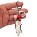 Niedlicher Yoga Hund Schlüsselanhänger mit Glocken und Karabiner, Detailansicht Anhänger. - Einbeiniger Stand Husky / Rot Rosa