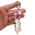 Kreativer Yoga-Hund Schlüsselanhänger mit bunten Glocken und Metallverschluss Detailansicht. - Einbeiniger Stand Husky / Lila Rosa