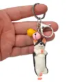 Schöner Yoga-Hund Schlüsselanhänger mit bunten Glocken und Karabiner Detailansicht - Einbeiniger Stand Husky / Gelb Rosa