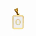 Nahaufnahme eines goldenen Edelstahl-Quadratbuchstaben O Anhängers mit weißer Emaillierung. - Buchstabe O